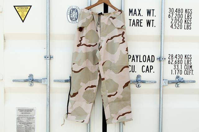 「04s DEADSTOCK U.S.ARMY ECWCS GORE-TEX PANTS 3COLOR DESART CAMO」VINTAGE COLD WEATHER PANTS L/L 04年納品 デッドストック ゴアテックス パンツ デザート カモ アメリカ軍 米軍 実物 新品 放出品 メンズ アウトドア