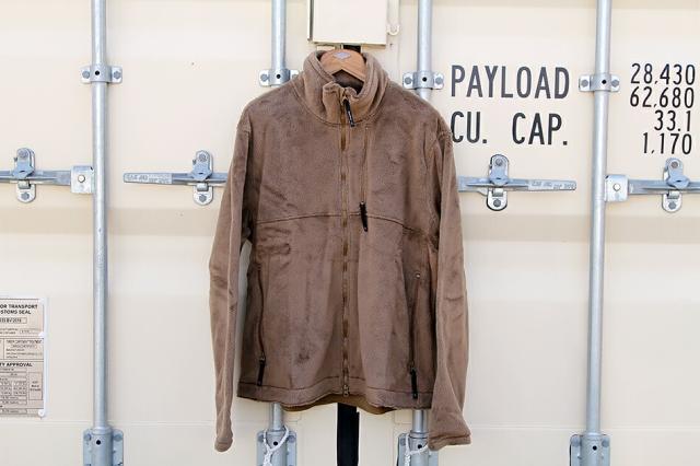 「DEADSTOCK PCU LEVEL3 MALAMUTE HIGH LOFT JACKET」By BEYOND CLOTHING U.S.ARMY COYOTE BROWN 米軍実物新品 デッドストック マラミュート フリース ジャケット コヨーテブラウン アメリカ軍 米軍放出 ヴィンテージ ミリタリー メンズ アウター