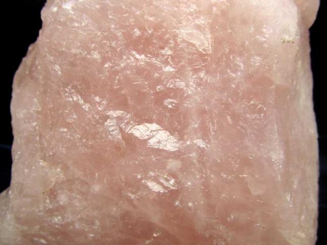 瑞々しい透明ピンク 光沢ローズクォーツ 原石 専用木製台座付き 高さ約