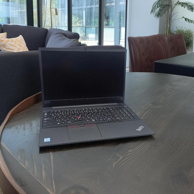 薄型・軽量設計のレノボ ThinkPad ビジネスシーンに映えるスタイリッシュなデザイン