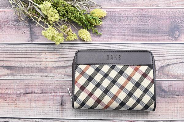 DAKS ハウスチェック ラウンドファスナー二つ折り財布