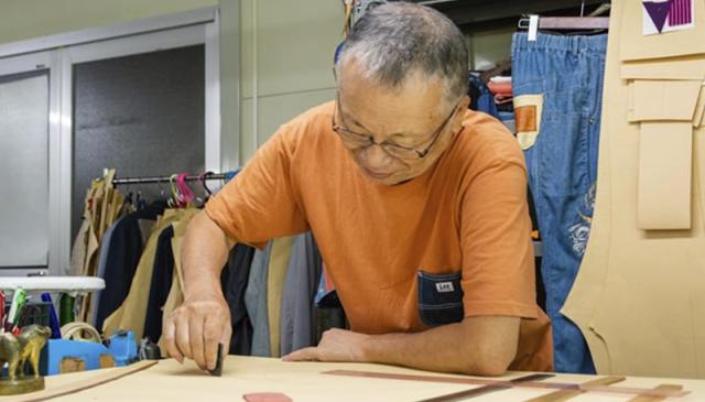 ジーンズ企画工房 フィルスマート パッチワーク風シャンブレーシャツ