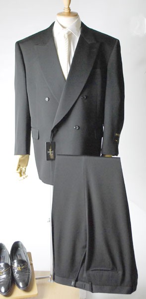 キングサイズのブラックスーツ