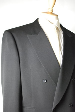 キングサイズのブラックスーツ