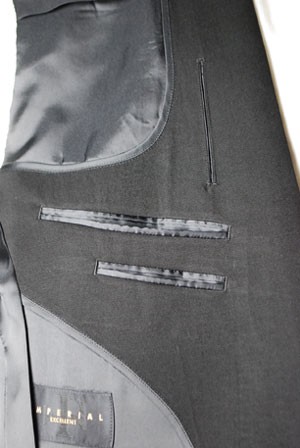 キングサイズのブラックスーツ