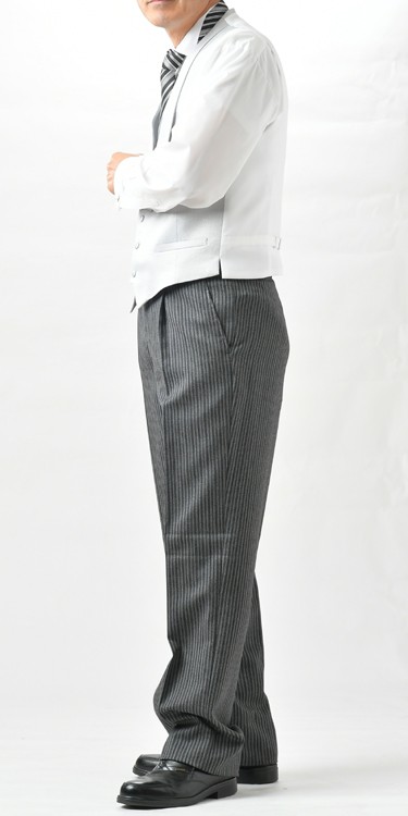 演奏会の指揮者のシルバーグレー色のえり付きフォーマルベストの通販は