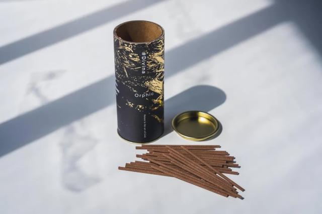 パロサントと白檀が重なる落ち着いた香りのイメージ