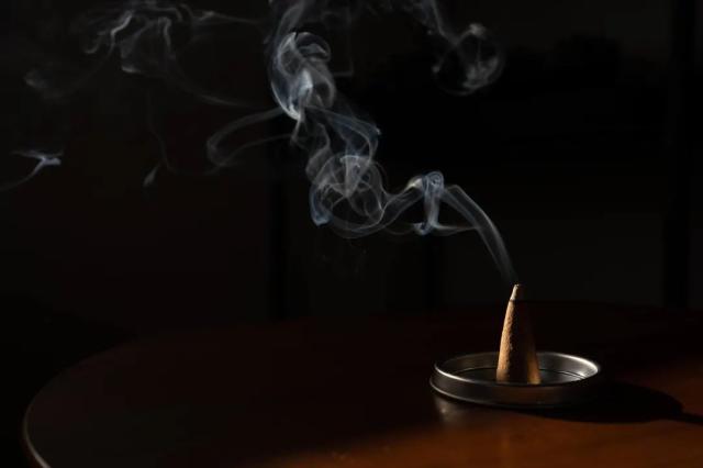 パロサント コーンお香 煙の雰囲気イメージ