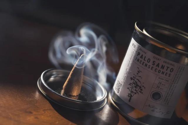 パロサント コーンインセンス 煙と缶パッケージ 使用イメージ