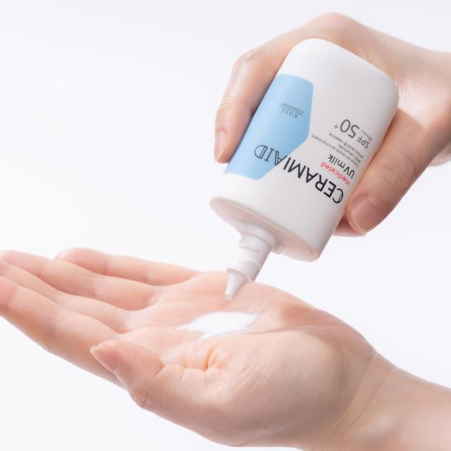 セラミエイド UVミルク 手に出した使用イメージ さらさらなじむ日焼け止め