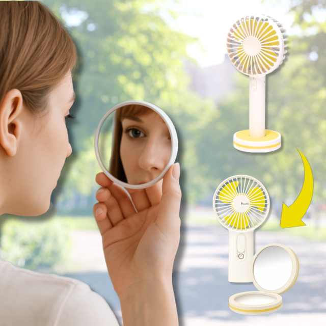 ミラーで前髪を整える様子