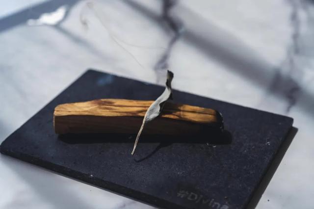 ホワイトセージとパロサントを一緒に楽しむイメージ