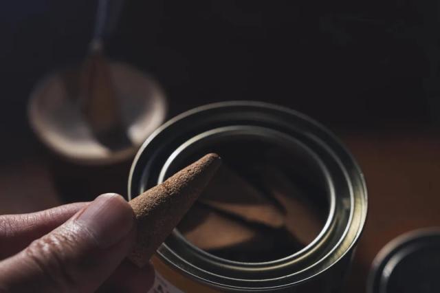 パロサント コーンお香 サイズ感がわかる使用イメージ