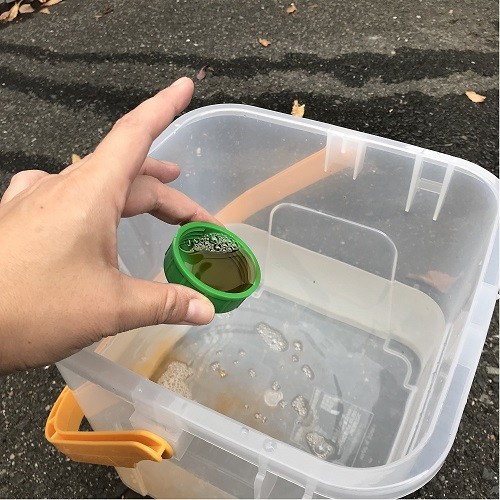 カーシャンプーを水と混ぜる