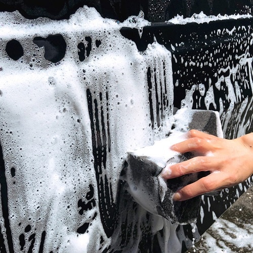 スポンジでよく泡立てて洗う