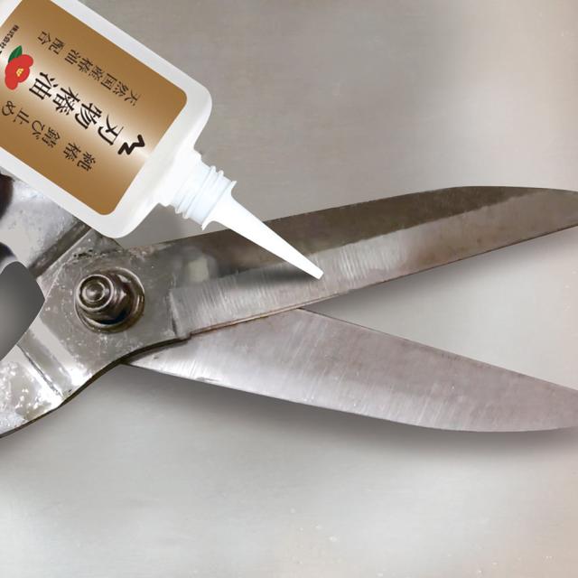 ハサミ塗布している写真