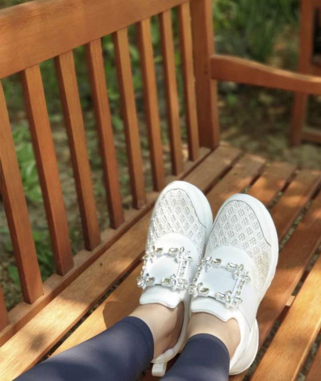 《送料無料》ビジュー メッシュ スニーカー 楽ちん 疲れにくい レディース 22 23 24 25 白 ブラック ホワイト おしゃれ かわいい 靴 痛くない スポーツ 厚底スニーカー 厚底 ダッドスニーカー 韓国ファッション シューズ 軽い 大人女子