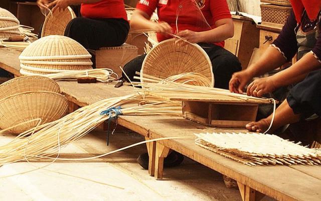 ラタンは強さとしなやかな柔軟性を兼ね備え、とても軽く、家具の素材として最高の特徴を持ています