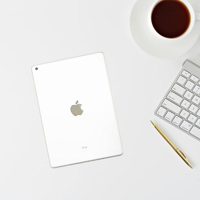 中古 iPad 第9世代 高性能タブレット 持ち運び便利 Wi-Fiモデル