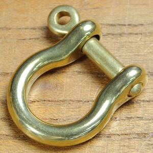 シャックル馬蹄型真鍮パーツ磨きあり