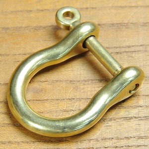 シャックル馬蹄型真鍮パーツ磨きあり