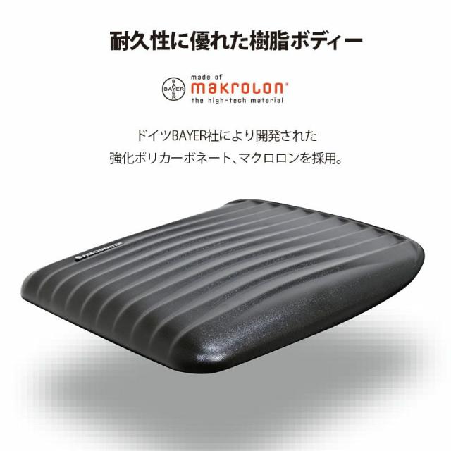 フリクエンターのクラムA・ストッパー付4輪キャリー、透明感・耐久性・耐熱性に優れた高性能ポリカーボネート『マクロロン』。旅先、経年にしっかり対応できるドイツBAYER社製の高性能樹脂ポリカーボネートを本体胴部分に採用。