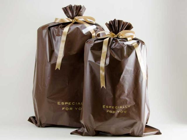 スーツケースのギフトラッピング包装イメージ