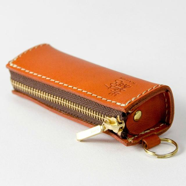 創業約200年の歴史をもつ鞄屋がつくる革財布。 表の革には経年変化を楽しめる栃木レザーを使用 財 TAKARA 筒型コインケース 嘉玄