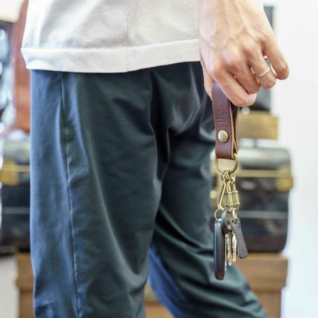 栃木レザー×アンティークメタルのキーホルダー。型番1-910