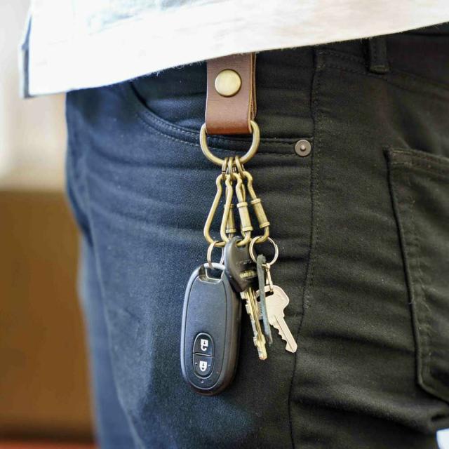 無骨さと柔らかさ、そしてモダンなのにファッションとして着飾れるフォルム。ベルトループ付きでベルトにも通せる