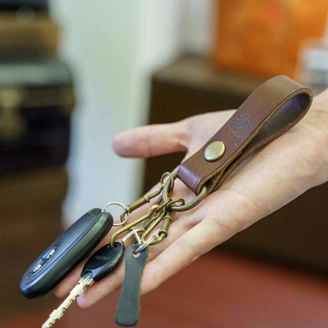 今の時代だからこそ使って欲しい革小物。キーリングは3つ付いています。
