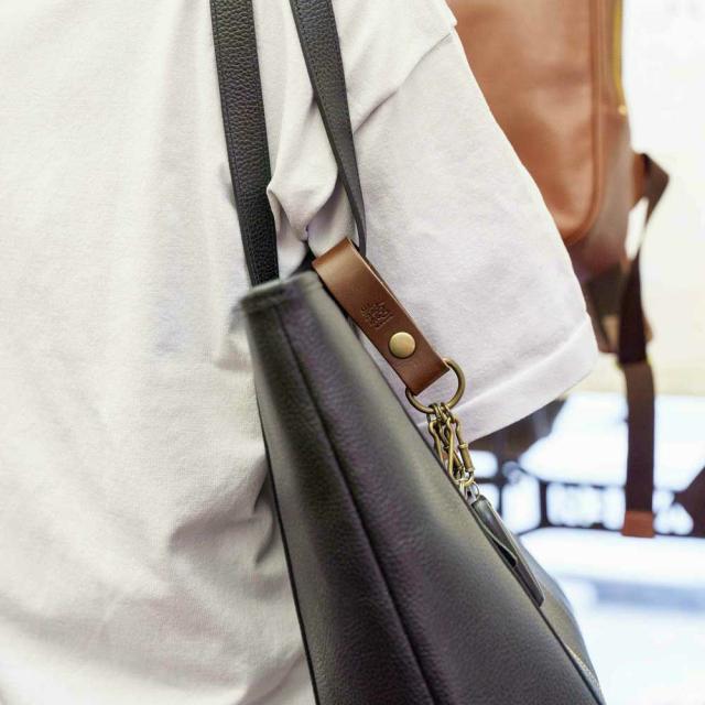 ベルトループを鞄の取っ手に付けて鍵を持ち歩きやすく。