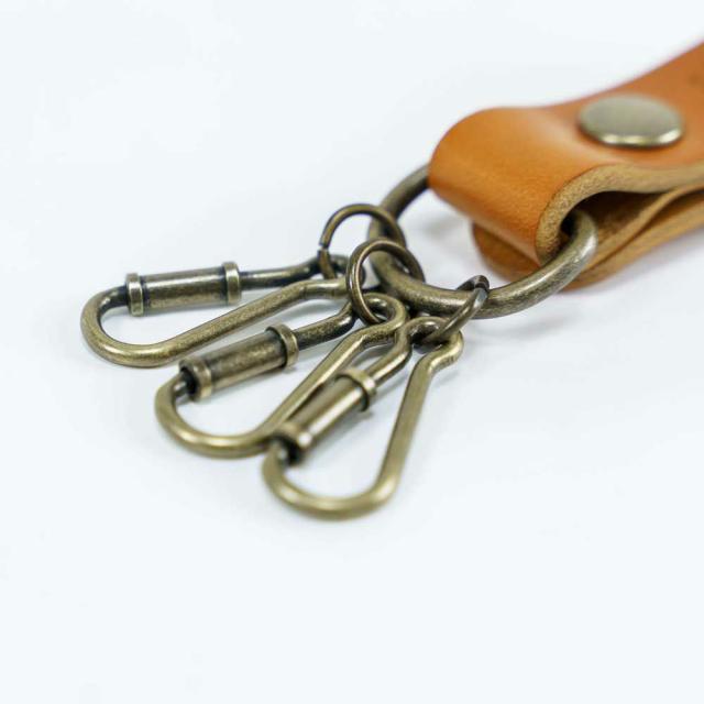 キーリング部分は特徴的なアンティークメタルで色気を際立たせた逸品。