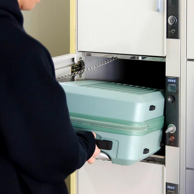 フリクエンターのリエーヴェ4輪キャリーは、コインロッカーサイズ。本体上部ハンドルには手をかけた際に広がる伸縮性をもたせた スマートデザインハンドルを採用。