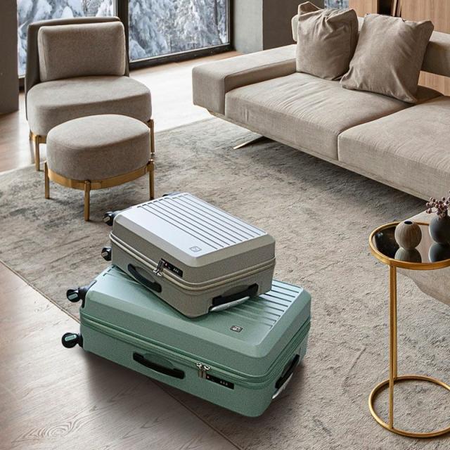 フリクエンターのリエーヴェ4輪キャリーのミントグリーンとグレージュ、イメージフォト。