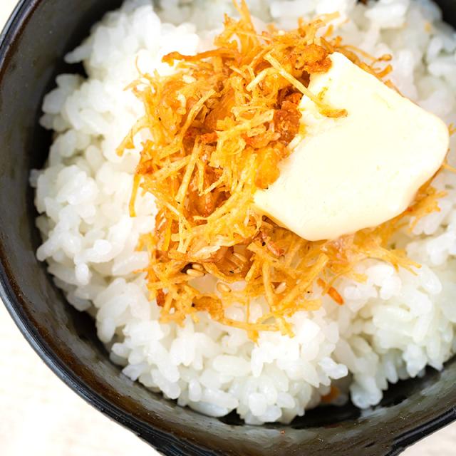 ごはんにふりかけとバターを乗せて