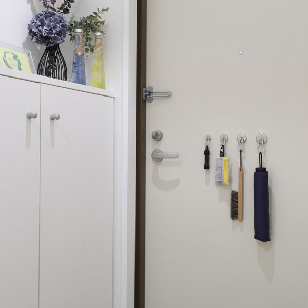 超強力ネオジウムマグネット磁石フックカラビナタイプ玄関ドア使用イメージ