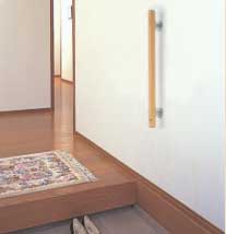 室内用介護手すり縦受け型玄関取り付けイメージ