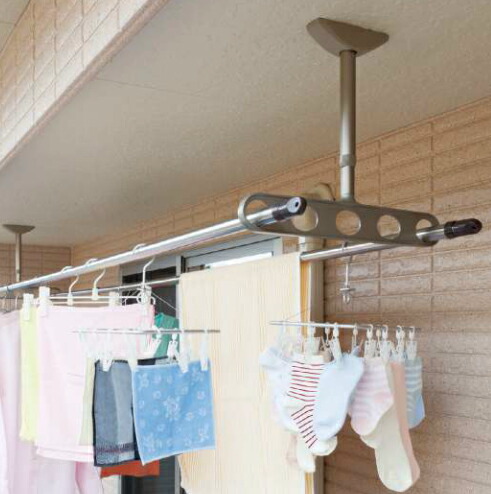 ワンタッチで高さ調整ができる屋外ベランダ軒天用物干し金具(ホスクリーン)イメージ