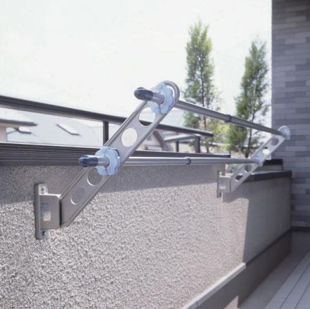 物干し竿を挿したまま角度の変更や収納ができる屋外ベランダ物干し設置イメージ