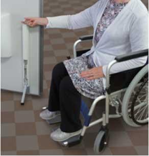 車いすでも操作ができるハンディドアストッパー