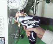 マキタ充電式電動インパクトドライバー作業イメージ