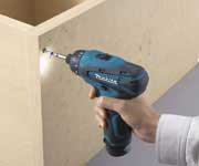 マキタコードレス充電式電動ドライバードリル作業イメージ