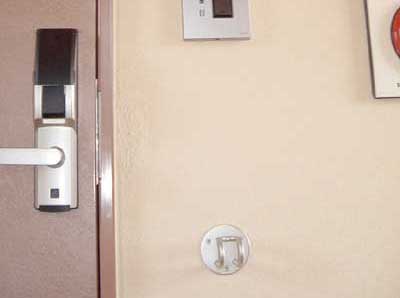 ステンレス製万能フックマンション等の玄関脇への取り付けイメージ