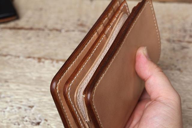 手縫い ヌメ革 二つ折り メンズ 財布 ミドルウォレット 栃木レザー　追加カード入れ厚み