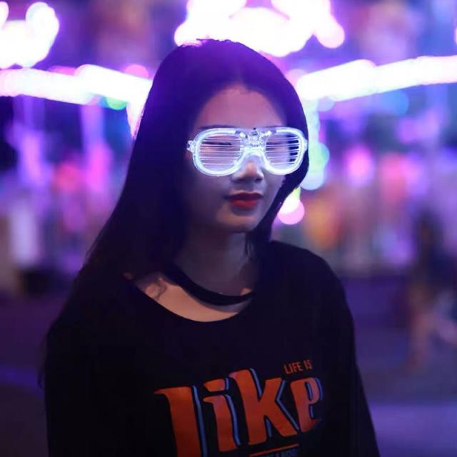 光るサングラス