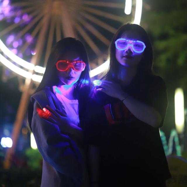 光るサングラス