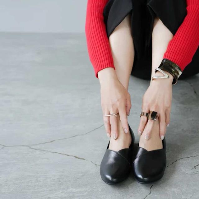 ユーコ イマニシ yuko imanishi +   76149 ブラック 甲深 Vカット フラット スリッポンシューズ  展開サイズ 23.5cm 24cm 24.5cm「靴」