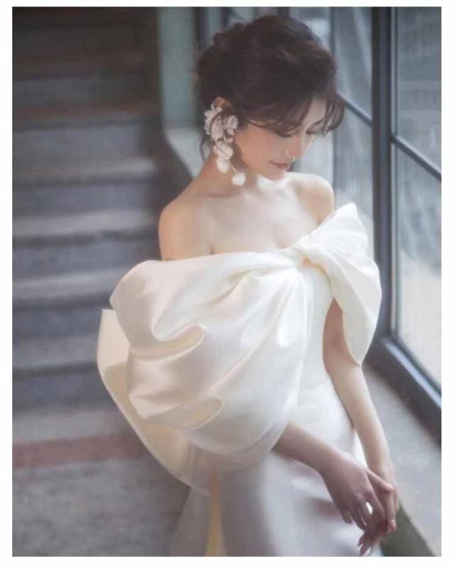 夏 ウェディングドレス サテン ウェディングドレス 花嫁ドレス 白 オフ