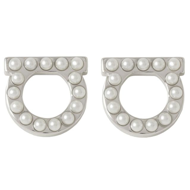 フェラガモ ピアス